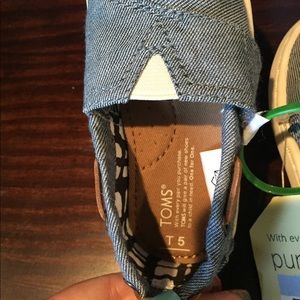TOMS Toddler Burlap Shoes-Size 5